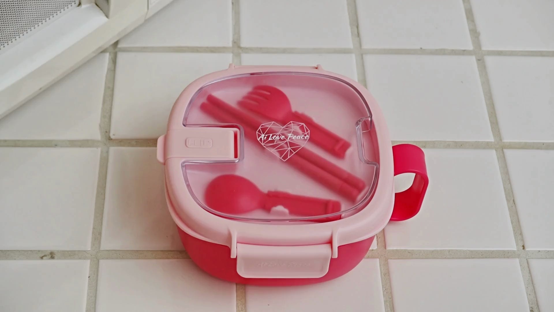 Load video: Ai Love Peace leakproof microwave ramen bowl